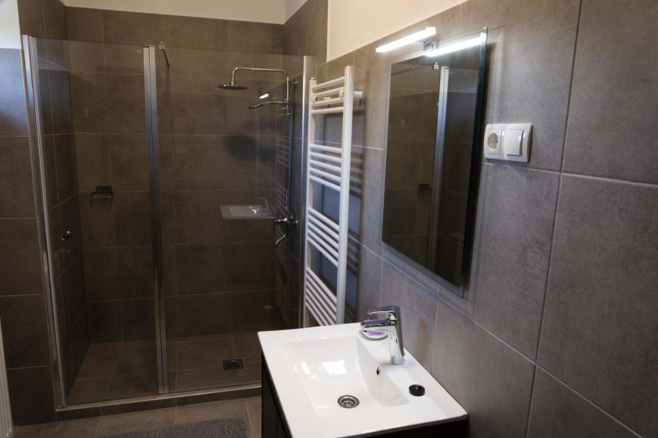 Kunfoglalas Apartmanhaz Kisujszallas Exterior foto