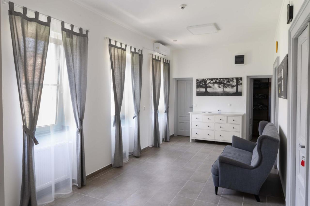 Kunfoglalas Apartmanhaz Kisujszallas Exterior foto