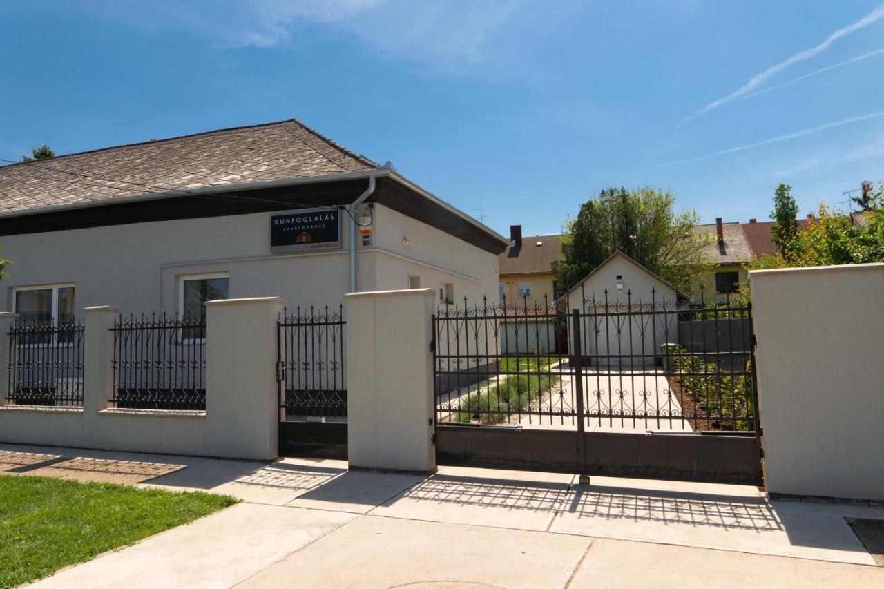 Kunfoglalas Apartmanhaz Kisujszallas Exterior foto