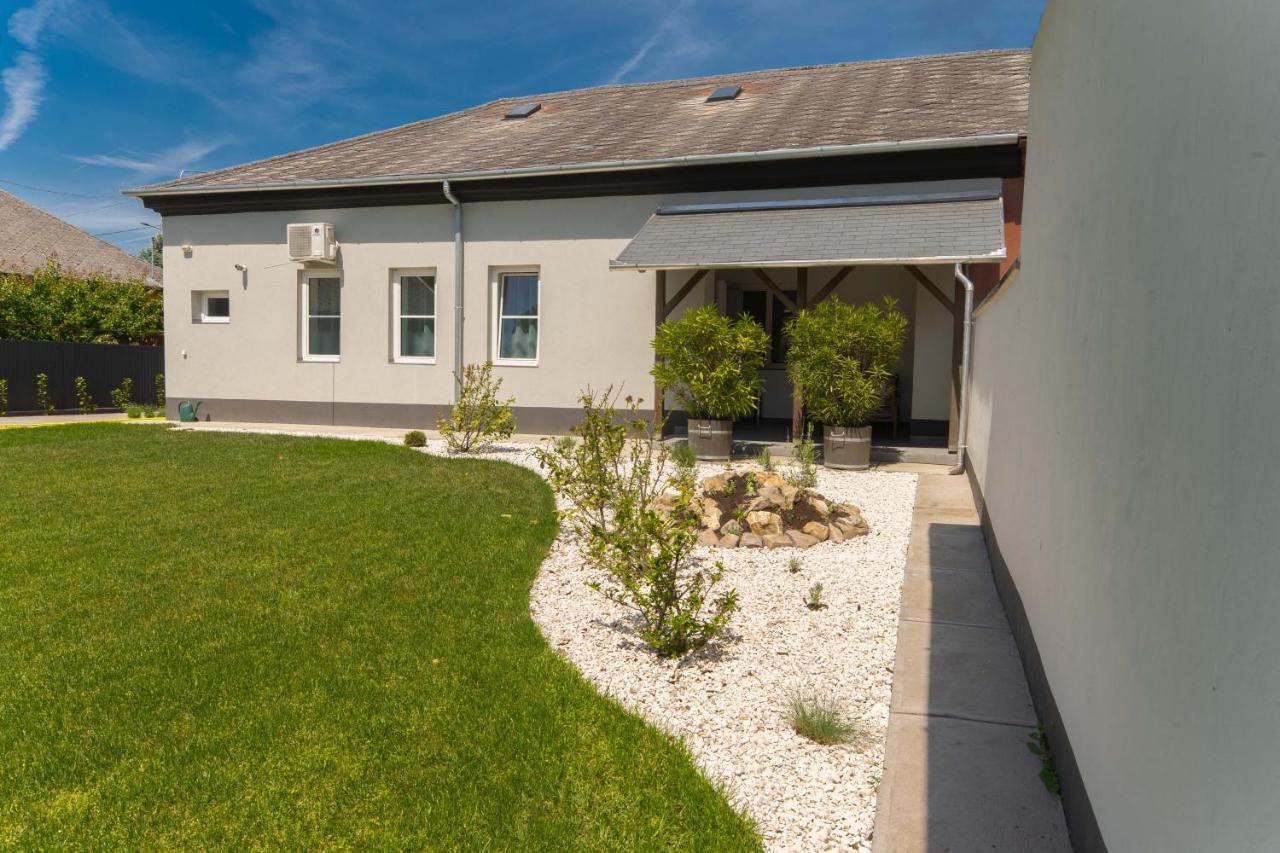 Kunfoglalas Apartmanhaz Kisujszallas Exterior foto